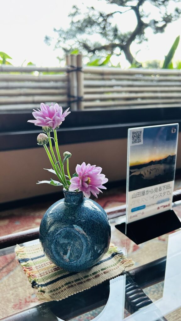 ラウンジテーブルの花