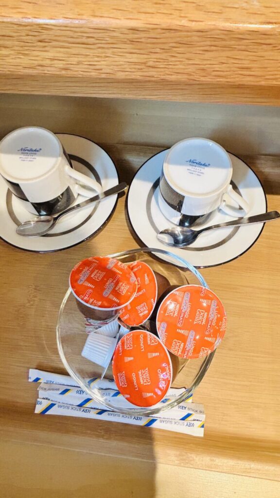 コーヒーカップとカートリッジ