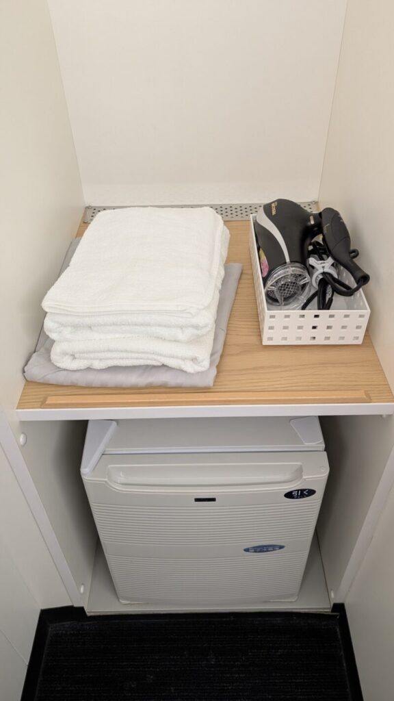 冷蔵庫、タオル、ドライヤー