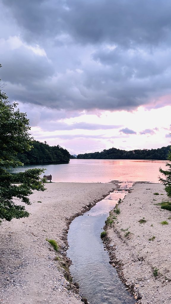 夕日に染まる湯ノ湖